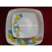 Assiette en céramique de forme carrée pour la nourriture, fruit, casse-croûte